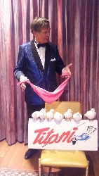 Afbeelding › Titani Duivengoochelaar